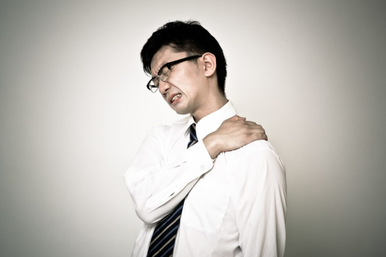 猫背　肩こり　男性